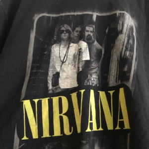  - Nirvana bandtröja. Kan hämtas i Uppsala eller skickas mot fraktkostnad. Snyggt urtvättad 