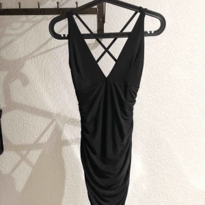  - Svart festklänning i fint material. Använd nyår 2016. Fina detaljer i ryggen. 