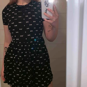  - Söt klänning med tryck i form av rosetter! Fint skick! Kan skickas men köparen står för frakten!🤠