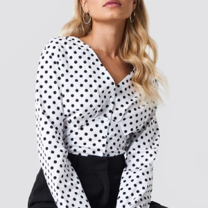  - Fin prickig blus från Na-kd som endast är provad. Den är i storlek xs/34 och sälj för att den var för liten. Skriv vid frågor! 