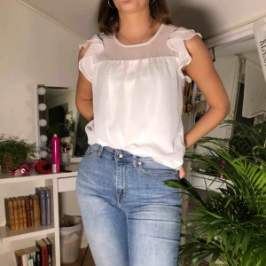  - En vit blus som är i väldigt bra skick