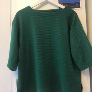  - En ribbad oversized grön t-shirt, går längre på ärmarna än en vanlig t-shirt. 30kr