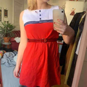  - Unik 60-talig klänning!! Så fin. Tror den är hemmasydd (köpt second hand), men är liksom en ordentlig klänning med foder osv. 