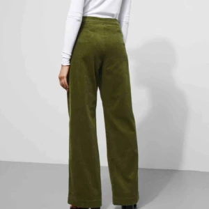  - Livia trousers. Fantastiska gröna byxor i manchester från weekday! Säljer då de är något stora på mig, väldigt fint skick. Kostar 600 i nypris