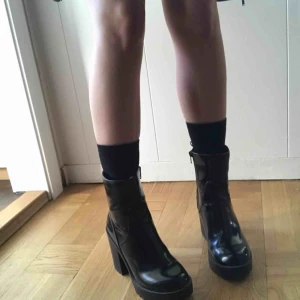  - SKOR FRÅN MONKI! knappt använda. Köparen betalar frakt annars kan jag mötas upp i gbg.