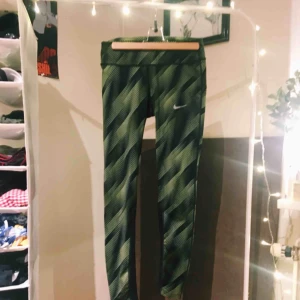  - NIKE träningstights! Supersköna och höga i midjan och inte genomskinliga alls! Lite noppiga på rumpan men inget man ser när dom är på👍🏻