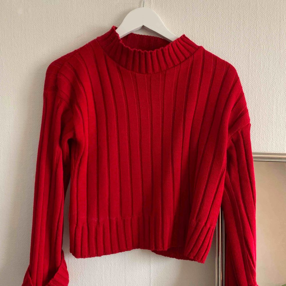 Svinfin oanvänd röd stickad tröja. Liten i storleken, så jag skulle nog säga att den mer är som en 34a 🍒🥀. Stickat.