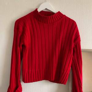 Svinfin oanvänd röd stickad tröja. Liten i storleken, så jag skulle nog säga att den mer är som en 34a 🍒🥀