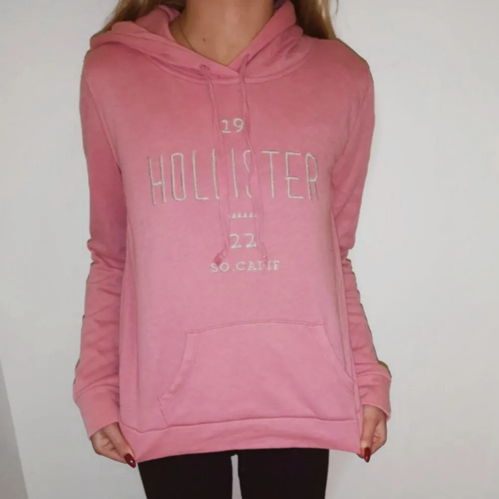 Riktigt snygg Hollister hoodie i rosa med gråa detaljer i fin kvalitet och skönt material. Köptes för omkring 400 kr. Frakt tillkommer vid köp 🖤 . Hoodies.
