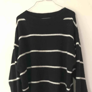  - Randig stickad tröja i begagnat skick!