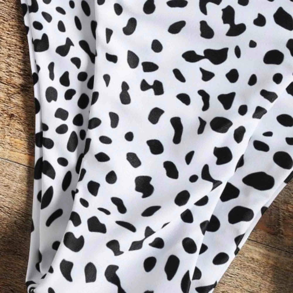Helt oanvänd högmidjad bandeau bikini i vitt leopard mönster från Zaful!! Skitsnygg men beställde tyvärr i fel storlek :,) den är i strl L men passar även M. Frakt tillkommer. Skriv vid frågor :)❤️. Övrigt.