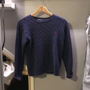  - Denna är inte i topp skicken går att använda och är fin på! Det står M som storlek men skulle säga xs/s 