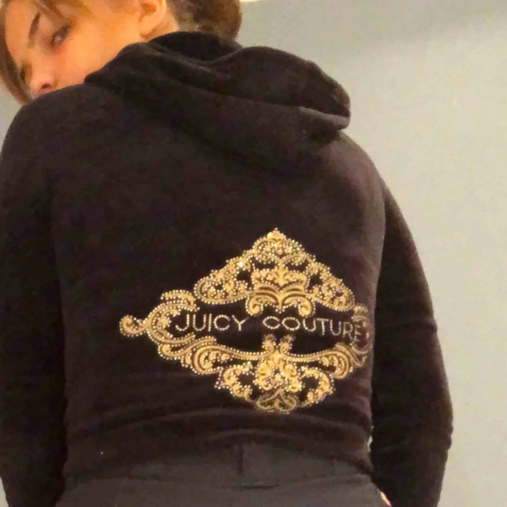 En fin hoodie från juicy couture i fint skick. Nypris ligger runt 700kr. Möts upp i Stockholm eller så står köparen för frakt. Hoodies.