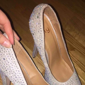  - Ett par fina klackskor från Nelly. Säljer dom för jag ej har nån anledning till o ha kvar dom.