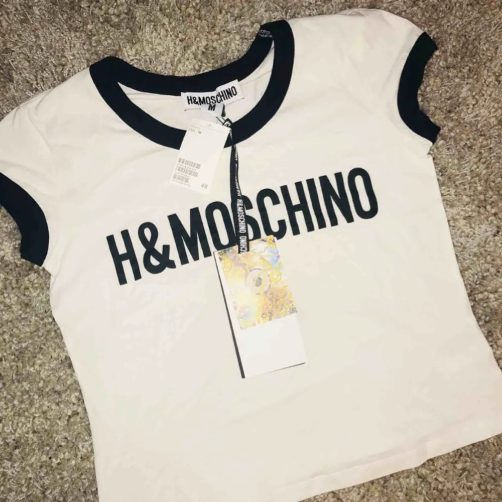Moschino hm möts i Stockholm eller fraktar. T-shirts.