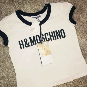  - Moschino hm möts i Stockholm eller fraktar