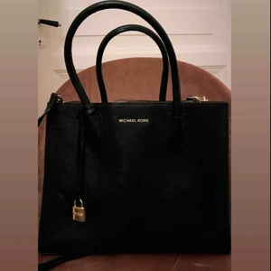  - ÄKTA Michael Kors Mercer, i storlek M. Avtagbar och justerbar axelrem medföljer. Dustbag medföljer. Köpt på NK Göteborg för 3789SEK. Använd fåtal gånger, nyskick. Skickas med spårbar frakt, frakten ingår vid SNABB affär. Endast seriösa svar tack.