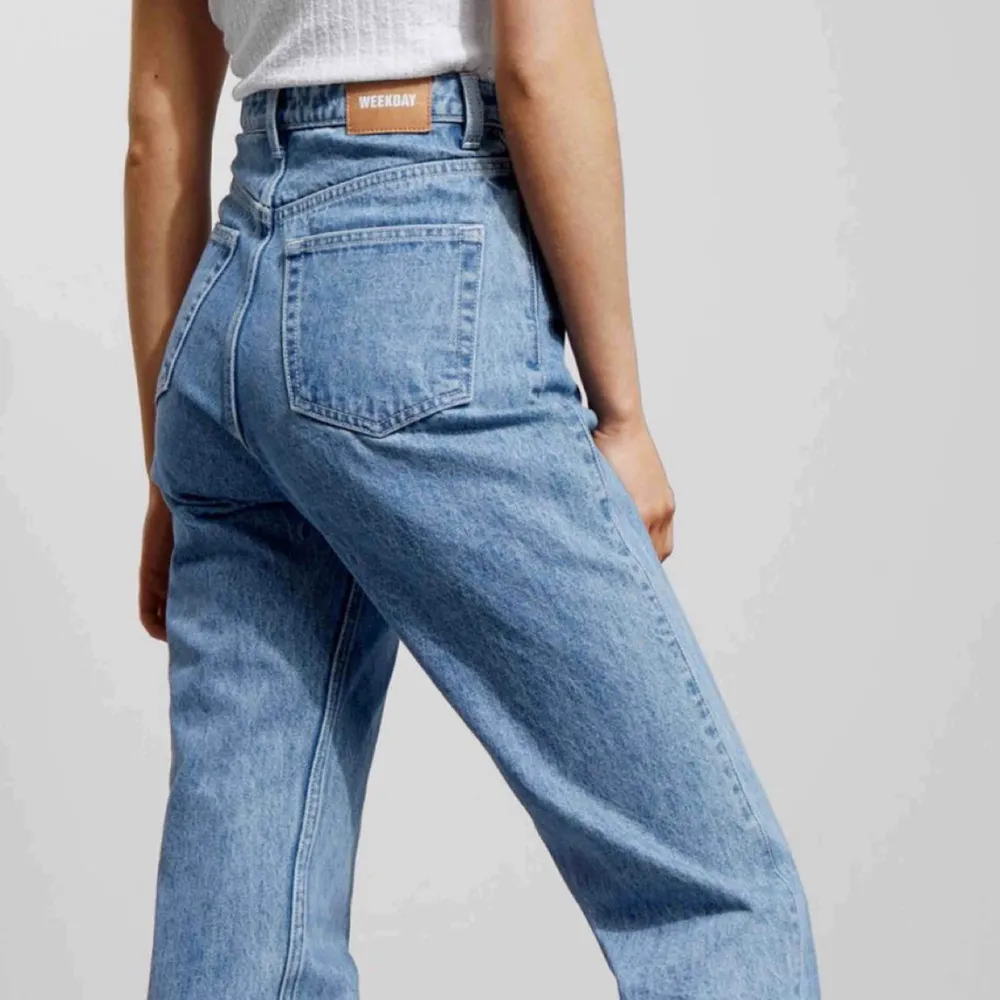 Skit coola jeans från Weekday som aldrig kommer till användning för är lite korta på mig tyvärr! Frakt betalar du om det behövs👍🏼 modellen Row färgen sky blue. Jeans & Byxor.