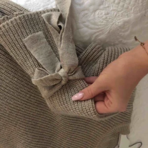  - Beige stickad tröja från Gina tricot. Super snygg och jätte varm. Säljs då den endast är i vägen.
