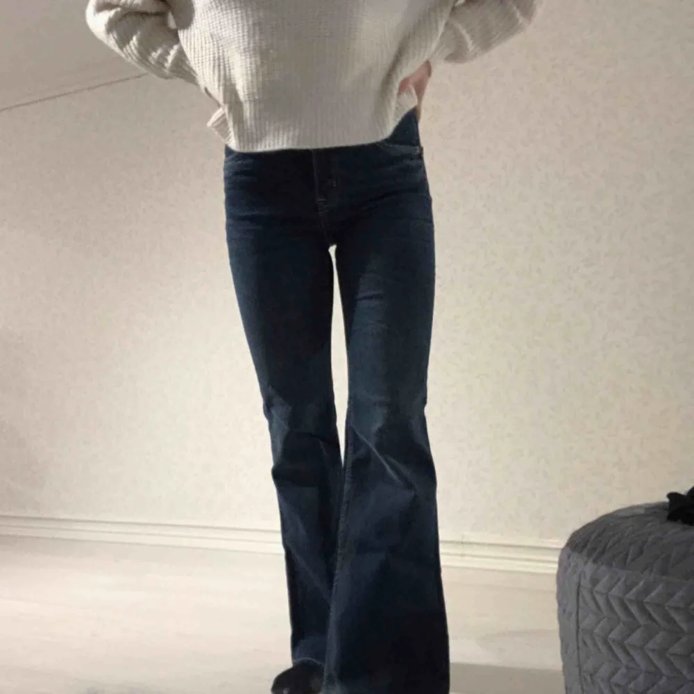 Knappt använda blåa flare/bootcut jeans från Crocker i modellen ”POW FLARE” 🤩 storlek 27/33 men är uppsydda på längden för mig som är 158 cm!   Frakt på 55 kr tillkommer. Jeans & Byxor.