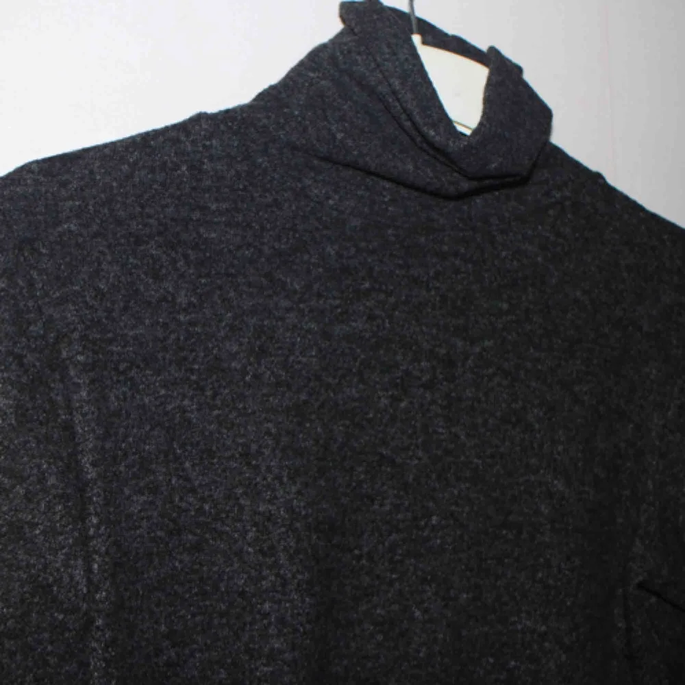 Supersnygg tröja som fått många komplimanger. Påminner om NAKDs snygga stickade i polo. Skön i material och normal i storlek. Tröjor & Koftor.