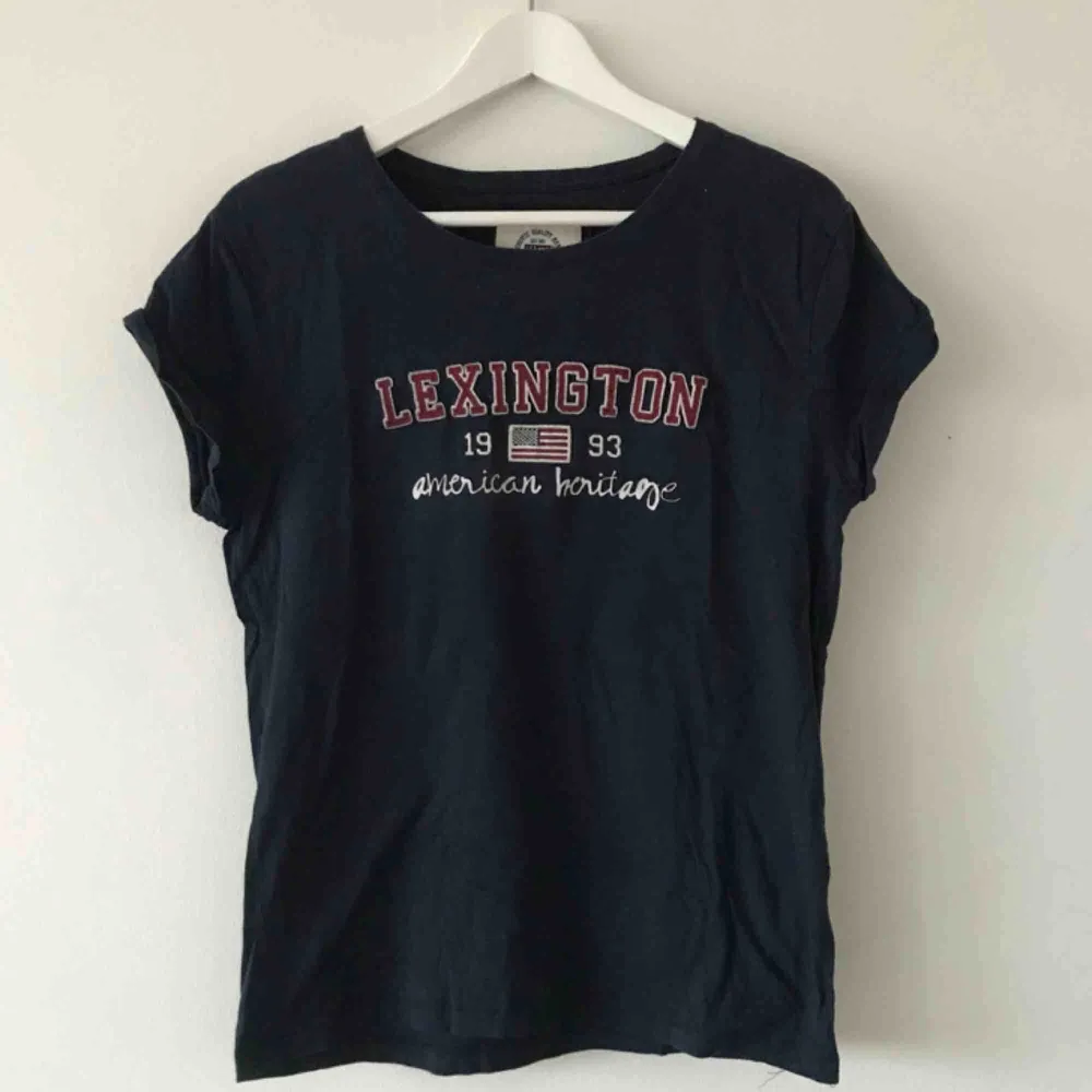 Lexington Storlek S. I jättefint skick!. T-shirts.