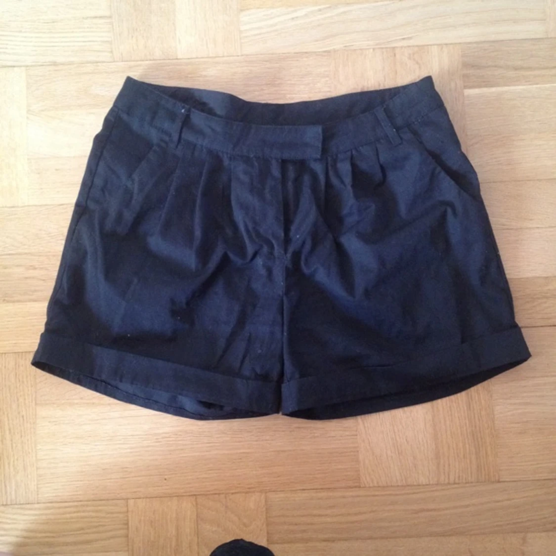 Shorts från vila, svarta, ser blåa ut pågrund av ljuset. - 1395936966