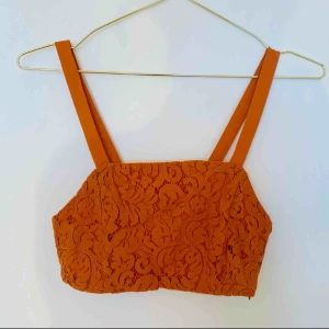  - Croptop från ZARA. Oanvänd. Köparen står för frakten :)