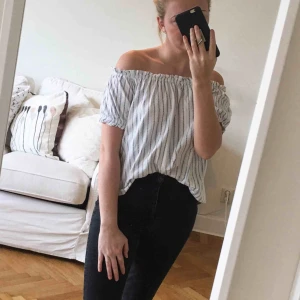  - Shoulder free shirt with balloon sleeves! Rarely worn  Good condition  Pick up or shipping (shipping cost 59kr extra)