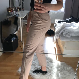  - Beige byxa från NA-KD. Oanvända. Nypris: 499