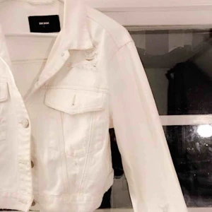  - Säljer en vit jeansjacka ifrån bik bok. Använder den aldrig & därför vill jag sälja denna. Köpt   för 500, säljes för 200 + frakt 