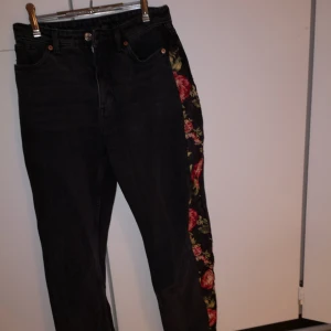  - Mom jeans från monki men jag hst själv sytt på det blommiga tyget