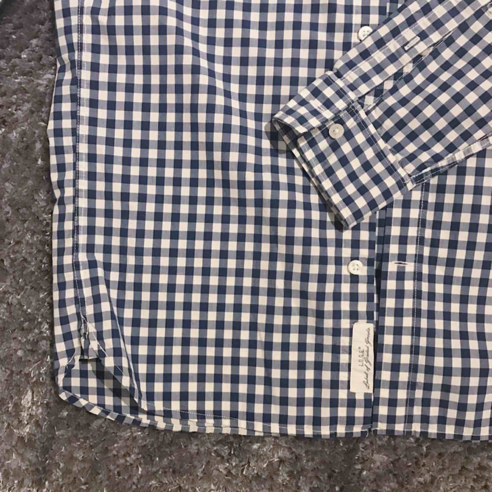 Blå rutig herrskjorta från H&M i fint skick 🌟 frakt på 36 kr tillkommer.. Skjortor.