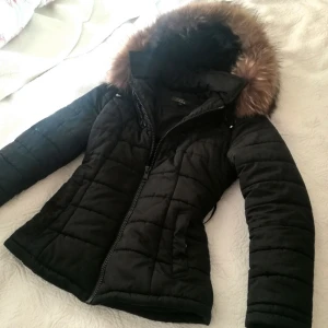  - Säljer en supervarm, snygg och bekväm vinterjacka från  belle shoes. Storlek xS. Passar även S. Jättestor äkta pälskrage. Skärp medföljer. 🌟