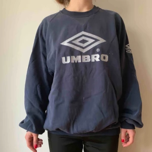  - Tröja med Umbro tryck. Mörkblå