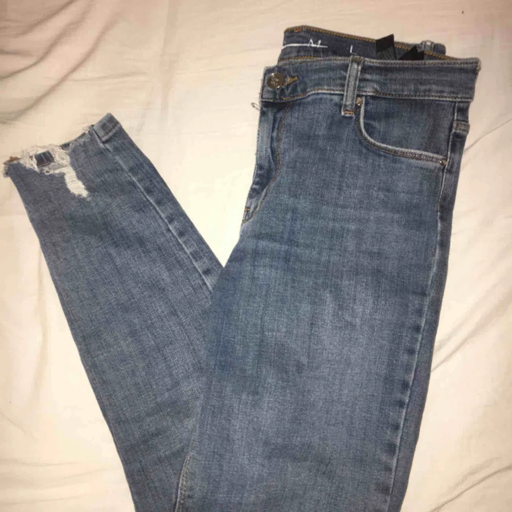 Skitsnygga skinny fit jeans från Bikbok med slitningar vid ankeln. Storlek L men passar snarare M. Säljes pga att de ej passar mig längre. Frakt tillkommer. . Jeans & Byxor.