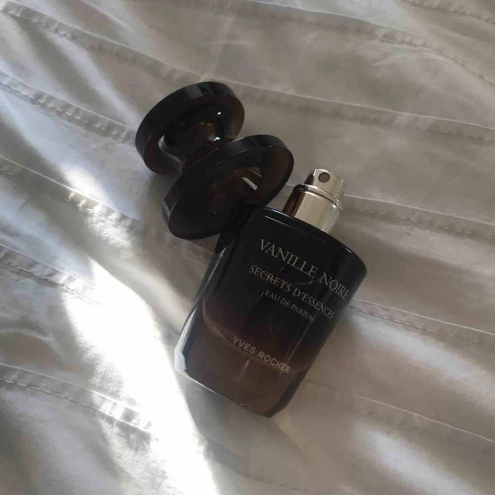 Lyxig parfym från YVES ROCHER (Secrets d’Essences, Vanille Noire) endast öppnad för att dofta. Doftar vanilj och jag gillar inte riktigt parfymer med den doften. NYPRIS: 399 kr     Kan mötas upp i Lund/Malmö. Vid frakt tillkommer 50 kr. . Övrigt.