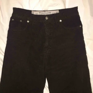  - Säljer dessa mörkbruna raka Manchesterbyxor köpta på Humana! Mycket fint skick och märket heter ”Real Time” Har endast använt dessa fåtal gånger för att dom är för stora;(( köparen står för frakten! 