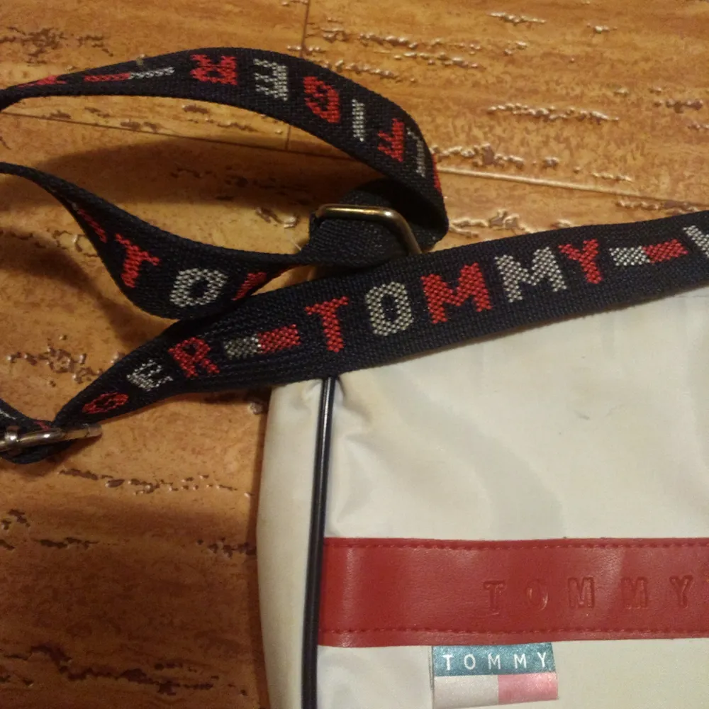 Vintage Tommy Hilfiger handväska i fint skick! Osäker om det är äkta dock.. Väskor.