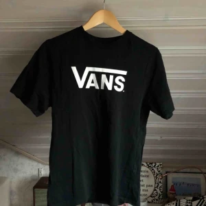  - Nice t-stort från Vans!! Sparsamt använd.  Köparen står för frakt🌹