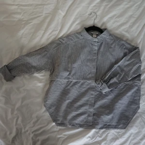  - Boxy skjorta från Monki med slits på sidorna Tvättbara fläckar på höger sida, se bild 2 Längd (fram) 57cm Längd (bak) 59cm Omkrets 122cm Mötas upp i centrala Stockholm OK Frakt (extra kostnad) OK