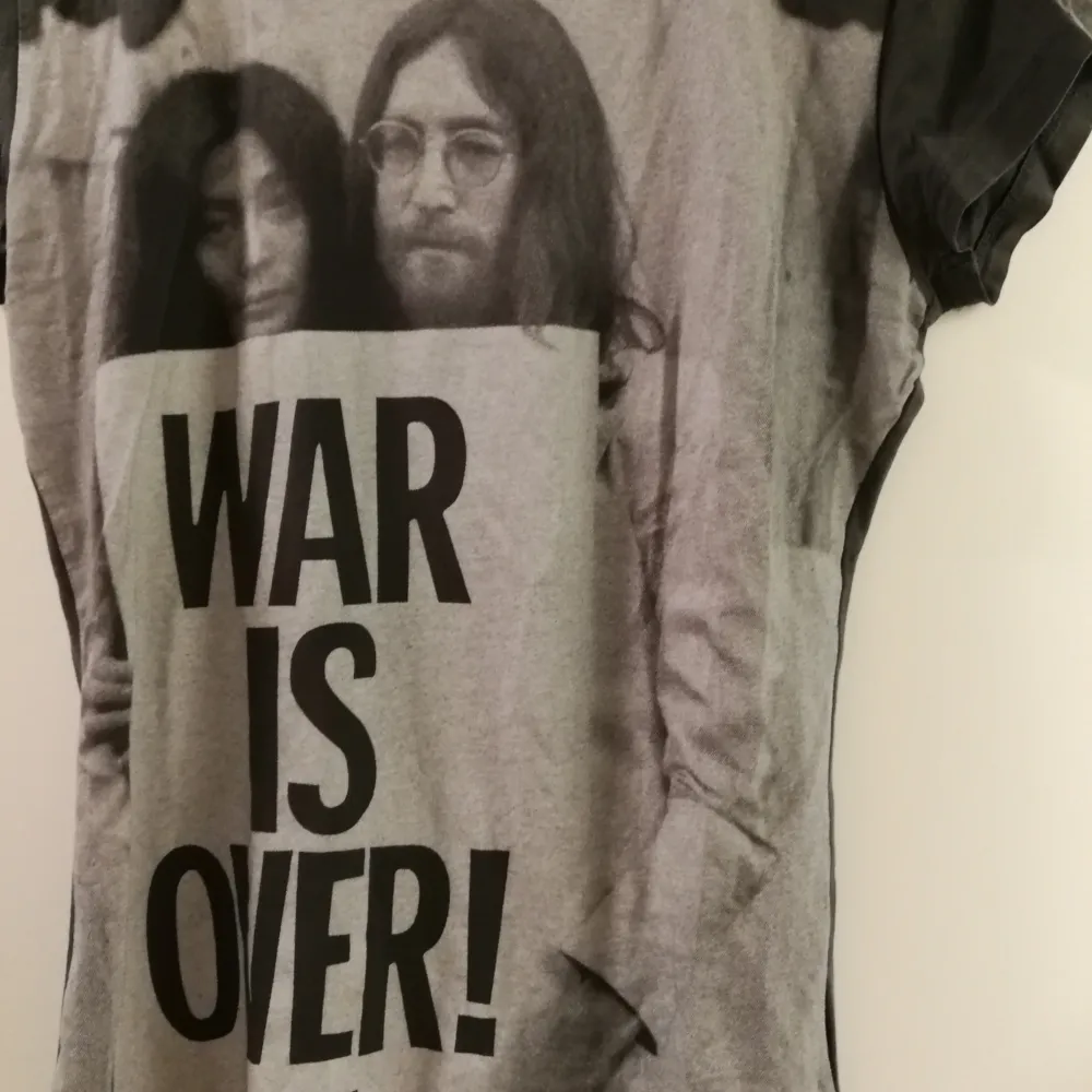 Snygg t-shirt med den klassiska bilden på John Lennon och Yoko Ono. Köparen betalar frakt ❤️ (priset kan alltid diskuteras) . T-shirts.