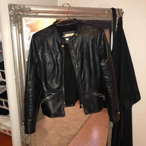  - Sparsamt använd då jag har för många liknande skinnjackor så väljer att sälja denna nu ☺️ Skickar gärna fler bilder med jackan på!   Obs! Inte äkta skinn. 