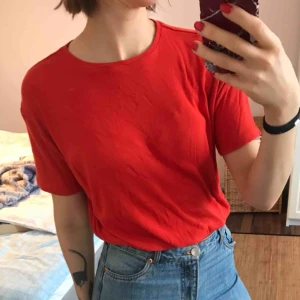  - Bodysuit t-shirt med fint fall, säljer då färgen inte komplimenterar men hudton så bra. Kan mötas upp i Stockholm eller Västerås, vid frakt står köparen för kostnaden