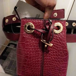  - Midjeväska som är oanvänd och ifrån Zalando