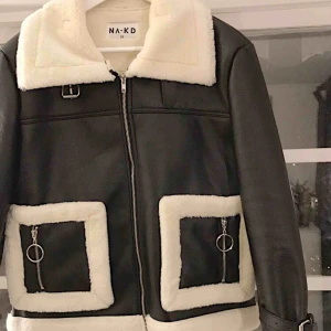  -  Här är min fina aviator jacket från NA-KD i strl 38. Köpte denna jacka & använde 1 gång men kände inte  att det var min stil, så därför vill jag sälja. Köpt p NA-KD’s hemsida för 999 kr, säljes för 600. Fri frakt.
