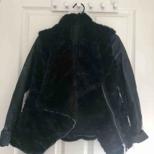  - Fake-päls & skinnjacka från New Look. Använd en gång. 250kr inklusive frakt, nypris 399kr.