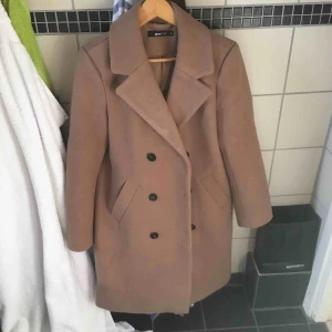  - Superfin lång, rak kappa från Gina Tricot. Den går ungefär till knäna på mig. Köptes i höstas för cirka 700-800 kr. Säljs då jag har för många jackor.