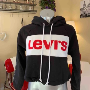 - Helt nyinköpt Levis crop top i sweatshirtmaterial.  Nypris 769kr. Med huva och dragsko i midjan.  Frakten ingår i priset. Kommer tvättas innan köp. Använd en gång och testat.