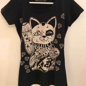  - Liquorbrand tee, det är en lång modell i stl L, dock är den inte jätte stor, utan mer lång. 32:- plus frakt 18:- =50:- 